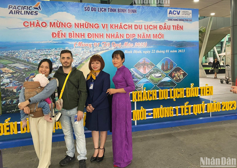 Bình Định tổ chức đón những vị khách du lịch đầu tiên đến với tỉnh nhân dịp năm mới Quý Mão 2023.
