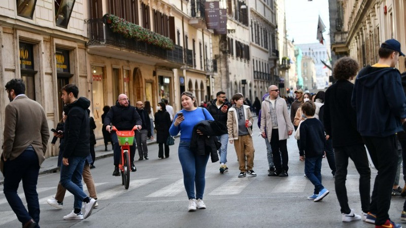 Người đi bộ trên đường phố ở Rome, Italia, ngày 11/2/2022. (Ảnh minh họa: Xinhua) 