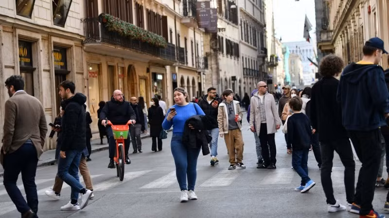 Người đi bộ trên đường phố ở Rome, Italia, ngày 11/2/2022. (Ảnh minh họa: Xinhua) 