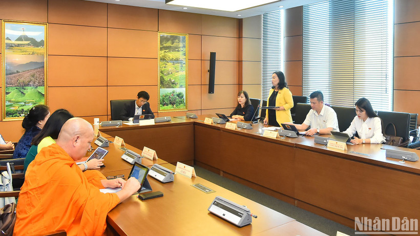 Quang cảnh thảo luận tại Tổ 6, sáng 10/11. (Ảnh: THỦY NGUYÊN) 