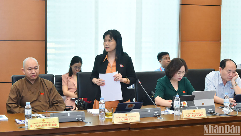 Đại biểu Tạ Thị Yên - Đoàn đại biểu Quốc hội tỉnh Điện Biên phát biểu tại buổi thảo luận tổ. (Ảnh: THỦY NGUYÊN) 