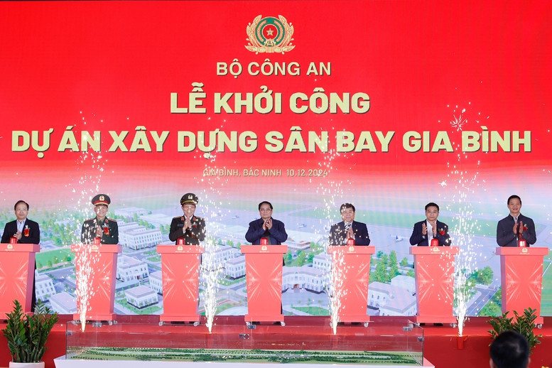 Thủ tướng Phạm Minh Chính và các đại biểu thực hiện nghi thức khởi công dự án xây dựng sân bay Gia Bình ngày 10/12/2024. (Ảnh minh họa: baochinhphu.vn)