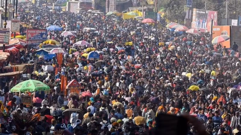Những người hành hương tham gia lễ hội tôn giáo Kumbh Mela ở thành phố Prayagraj, Ấn Độ. (Ảnh: ANI/TTXVN)