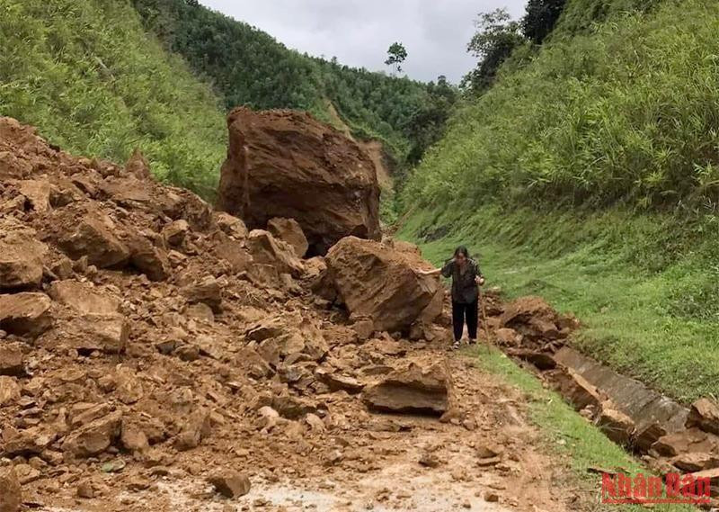 Sạt lở taluy dương tuyến đường từ Đèo Tượng đi Đèo Trám tại xã Công Đa, huyện Yên Sơn với khối lượng trên 400m3.