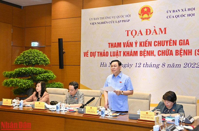 Chủ tịch Quốc hội Vương Đình Huệ, Phó Chủ tịch Thường trực Quốc hội Trần Thanh Mẫn dự và chủ trì tọa đàm. (Ảnh: DUY LINH)