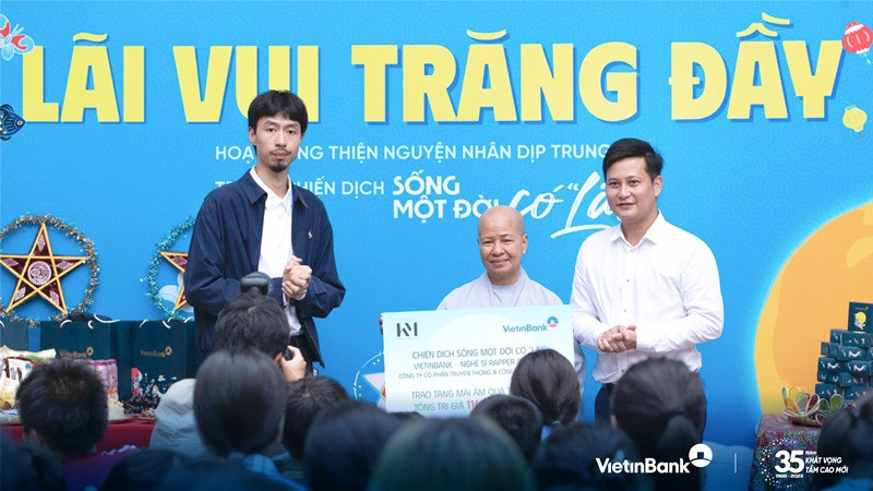 Đại diện VietinBank cùng nghệ sĩ Rapper Đen Vâu trao tặng quà cho các em nhỏ tại Mái ấm Diệu Giác.