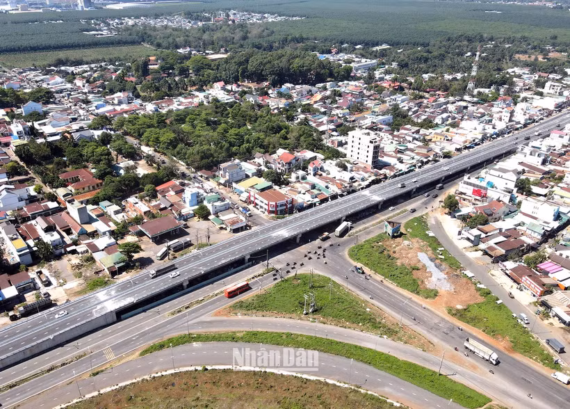 Nút giao thông Dầu Giây, một hạng mục của Dự án khôi phục, cải tạo quốc lộ 20. Quá trình thi công nút giao này đã có nhiều người thiệt mạng do thi công mất an toàn, kéo dài, khiến dư luận địa phương rất bức xúc.