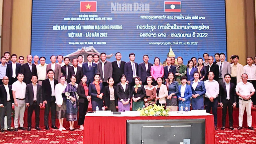 Các đại biểu chụp ảnh lưu niệm tại diễn đàn. (Ảnh: HẢI TIẾN)