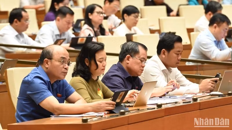 Các đại biểu làm việc tại hội trường. (Ảnh: BÙI GIANG)