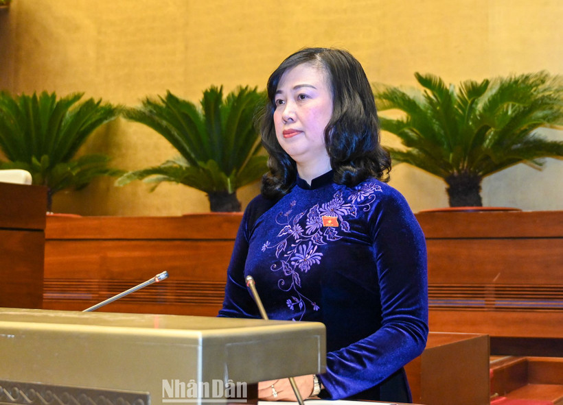 Bộ trưởng Y tế Đào Hồng Lan trình bày Báo cáo đánh giá việc thực hiện quy định tại Nghị quyết số 30/2021/QH15 của Quốc hội về các chính sách phòng, chống dịch bệnh Covid-19. (Ảnh: DUY LINH)