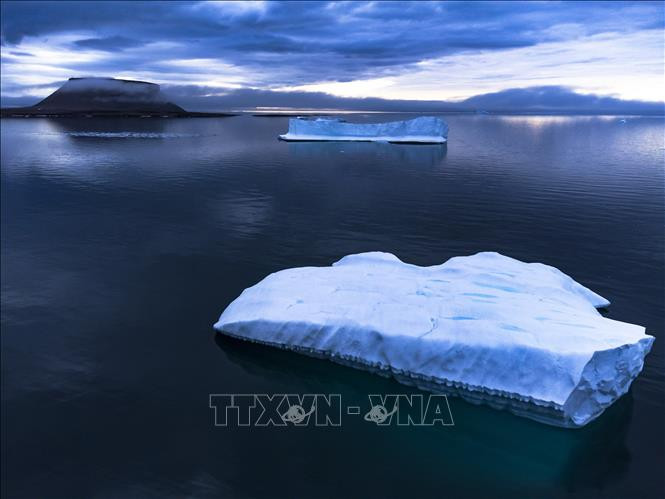 Băng trôi trên Vịnh Baffin ở gần Pituffik, Greenland, ngày 20/7/2022. (Ảnh: AFP/TTXVN)