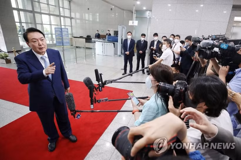 Tổng thống Hàn Quốc Yoon Suk Yeol trả lời các câu hỏi của phóng viên tại Văn phòng Tổng thống ở Seoul, ngày 5/7/2022. (Ảnh: Yonhap)