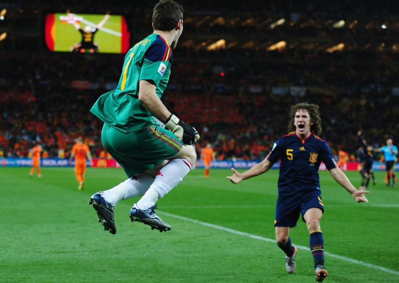 Iker Casillas (bìa trái) và Carles Puyol ăn mừng sau khi Tây Ban Nha giành chiến thắng trận chung kết World Cup tại Nam Phi năm 2010. (Ảnh: FIFA)