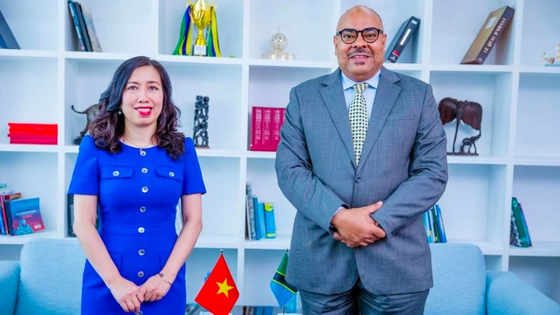 Thứ trưởng Ngoại giao Lê Thị Thu Hằng và Bộ trưởng Ngoại giao và Hợp tác Cộng hòa thống nhất Tanzania Mahmoud Thabit Kombo.