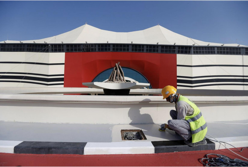 Một lao động làm việc tại Qatar. (Ảnh minh họa: Reuters)