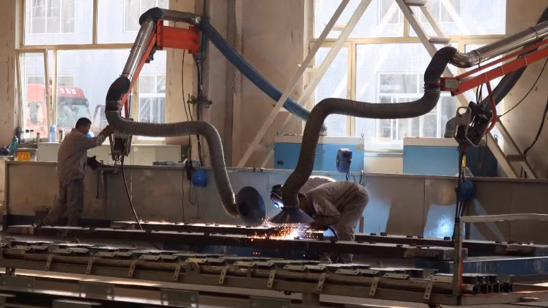 Nhân viên làm việc trên dây chuyền sản xuất tại nhà máy ở tỉnh Sơn Đông, Trung Quốc. (Ảnh minh họa: Reuters) 