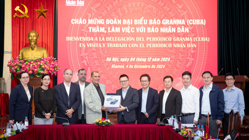 Tổng Biên tập Lê Quốc Minh tặng đại diện đoàn Báo Granma thiết bị flycam phục vụ hoạt động tác nghiệp báo chí. (Ảnh: SƠN TÙNG)