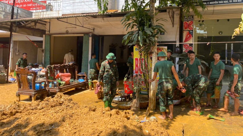 Hỗ trợ nhân dân dọn dẹp sau lũ do ảnh hưởng của cơn bão số 3 ở thành phố Yên Bái.