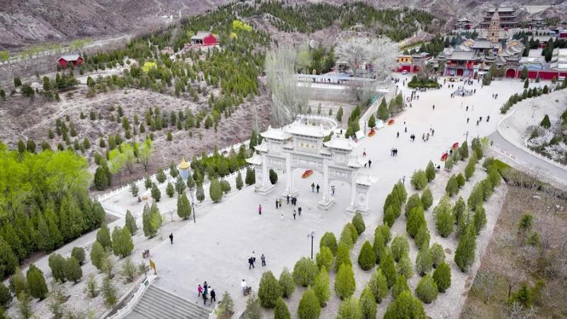 Khách du lịch đến thăm khu danh lam thắng cảnh ở thành phố Thạch Chủy Sơn, Khu tự trị dân tộc Hồi Ninh Hạ, tây bắc Trung Quốc, ngày 5/4/2024. (Ảnh: Xinhua) 