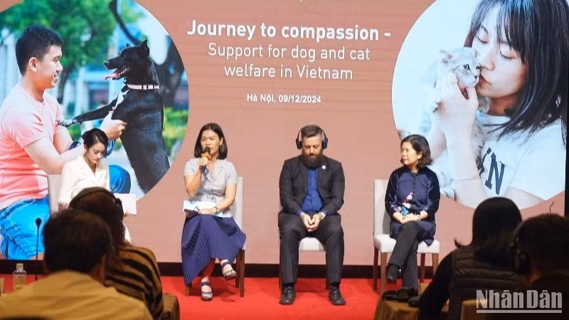 Các chuyên gia, diễn giả thảo luận và chia sẻ ý kiến tại hội thảo. (Ảnh: TRUNG HƯNG) 