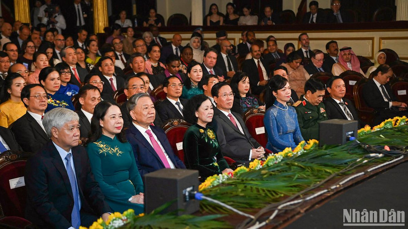 Chủ tịch nước Võ Văn Thưởng cùng Phu nhân và các đại biểu dự lễ kỷ niệm.