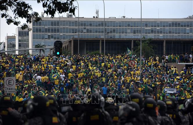 Những người ủng hộ cựu Tổng thống Brazil Jair Bolsonaro xông vào các tòa nhà Chính phủ tại Brasilia, ngày 8/1/2023. (Ảnh: AFP/TTXVN)