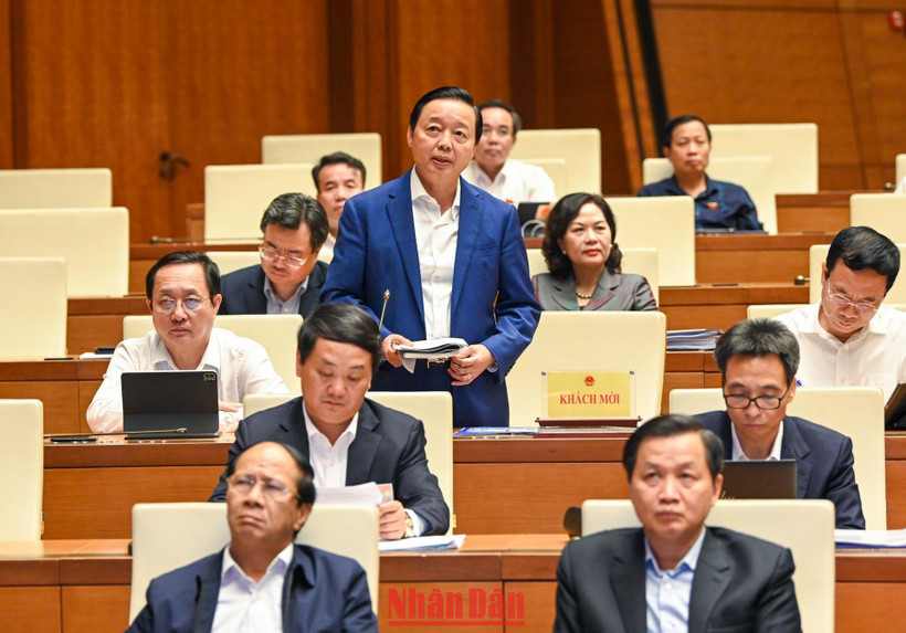 Bộ trưởng Tài nguyên và Môi trường Trần Hồng Hà giải trình về những tồn tại trong công tác quản lý đất đai. (Ảnh: DUY LINH)