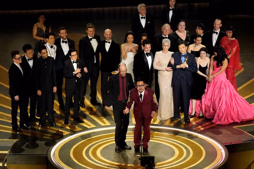 Dàn diễn viên và đoàn làm phim Everything Everywhere All At Once nhận giải Oscar cho phim hay nhất. (Ảnh: CNN)