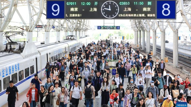 Hành khách tại ga Nam Kinh, ngày 30/4/2025. 