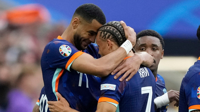 Cody Gakpo ăn mừng bàn thắng mở tỷ số cùng Xavi Simons. (Ảnh: Reuters) 