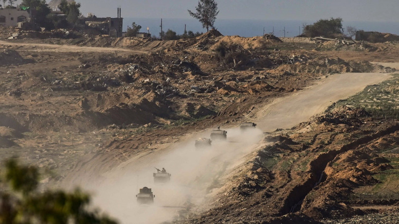 Xe quân sự Israel di chuyển dọc biên giới với Dải Gaza ngày 8/1/2024. (Ảnh: THX/TTXVN)