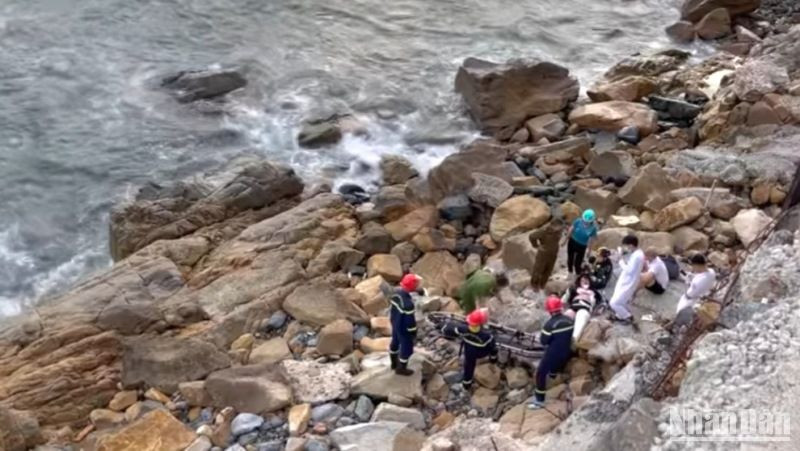 Lực lượng cứu nạn, cứu hộ tiếp cận hiện trường, đưa nạn nhân đi cấp cứu. (Ảnh: THÀNH LONG)