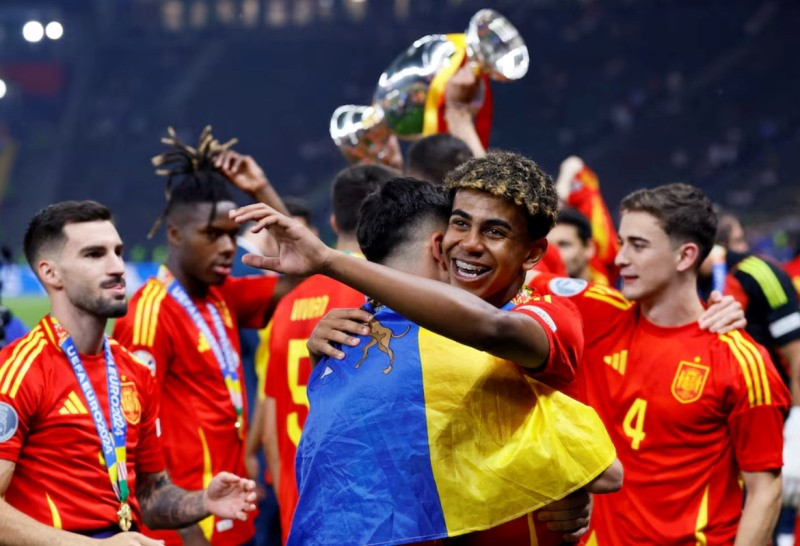 Các cầu thủ Tây Ban Nha ăn mừng cùng chiếc cúp vô địch EURO 2024. (Ảnh: Reuters) 