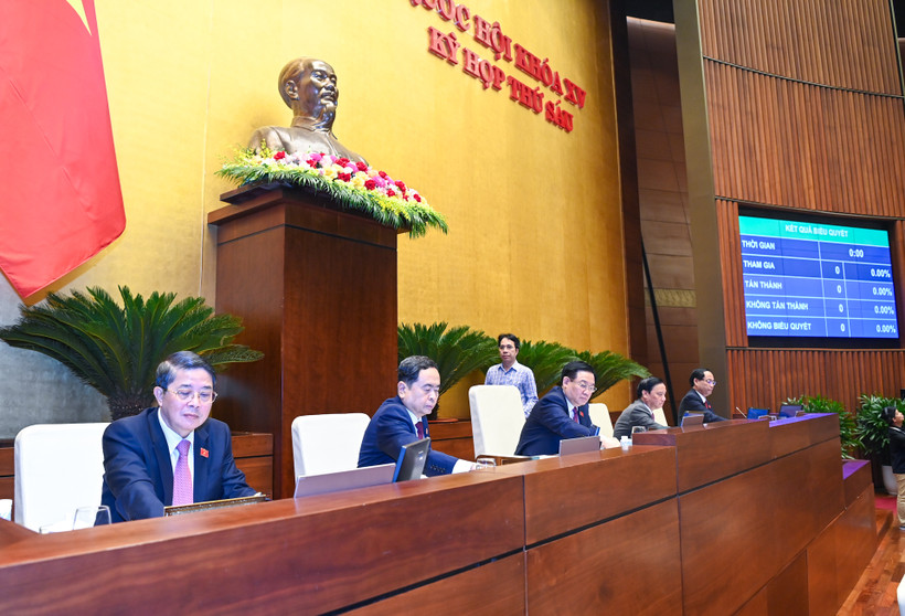 Chủ tịch Quốc hội Vương Đình Huệ và các Phó Chủ tịch Quốc hội biểu quyết thông qua Nghị quyết về giám sát chuyên đề “Việc triển khai thực hiện các Nghị quyết của Quốc hội về các Chương trình mục tiêu quốc gia về xây dựng nông thôn mới giai đoạn 2021-2025, giảm nghèo bền vững giai đoạn 2021-2025, phát triển kinh tế-xã hội vùng đồng bào dân tộc thiểu số và miền núi giai đoạn 2021-2030”. (Ảnh: DUY LINH) 