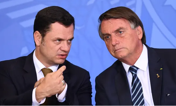 Cựu Bộ trưởng Tư pháp Brazil Anderson Torres (trái) và cựu Tổng thống Brazil Jair Bolsonaro. (Ảnh: AFP/Getty Images)