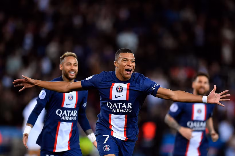 Đặt bút ký vào bản hợp đồng mới để gắn bó với Paris-Saint Germain đến năm 2025 giúp Mbappe có mức lương cao nhất thế giới. (Ảnh: PSG/Getty Images)