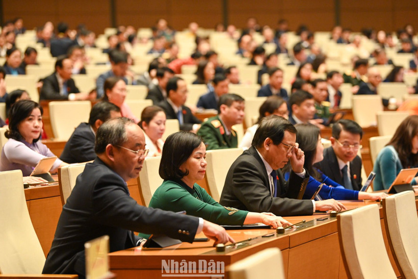 Các đại biểu Quốc hội bấm nút biểu quyết thông qua Nghị quyết. (Ảnh: DUY LINH)