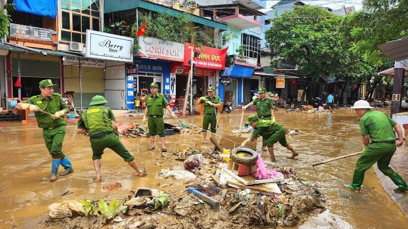 Các lực lượng tham gia hỗ trợ người dân Tuyên Quang dọn vệ sinh, rác thải, bùn đất sau khi siêu bão Yagi đi qua để sớm quay lại với cuộc sống thường nhật. (Ảnh: HẢI CHUNG) 