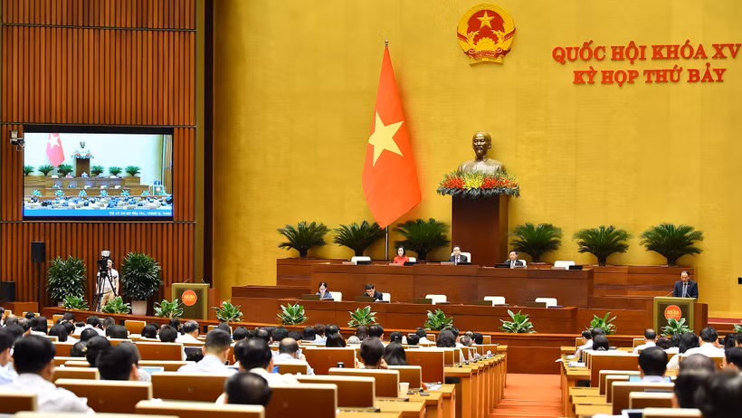 Bộ trưởng Văn hóa, Thể thao và Du lịch Nguyễn Văn Hùng trình bày tờ trình. (Ảnh: THỦY NGUYÊN)