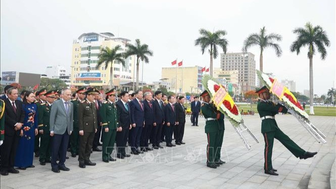 Tổng Bí thư Tô Lâm và các đại biểu dâng hương tưởng niệm các Anh hùng liệt sĩ tại Đài tưởng niệm thành phố Đà Nẵng. (Ảnh: TTXVN)