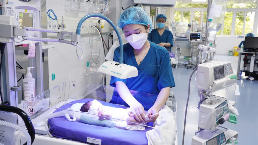 Chăm sóc cho trẻ sơ sinh tại Bệnh viện Sản nhi Quảng Ninh. (Ảnh minh họa: Bệnh viện cung cấp)