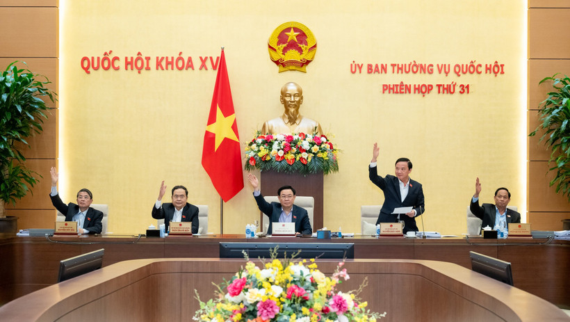Lãnh đạo Quốc hội biểu quyết thông qua việc sắp xếp, thành lập các phường thuộc thị xã Gò Công và thành lập thành phố Gò Công, tỉnh Tiền Giang, tại Phiên họp thứ 31 của Ủy ban Thường vụ Quốc hội. (Ảnh: quochoi.vn)