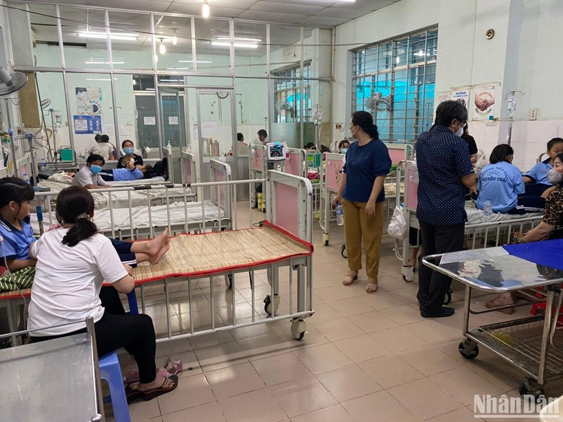 Các em có dấu hiệu bị ngộ độc được các bác sĩ theo dõi tại bệnh viện.