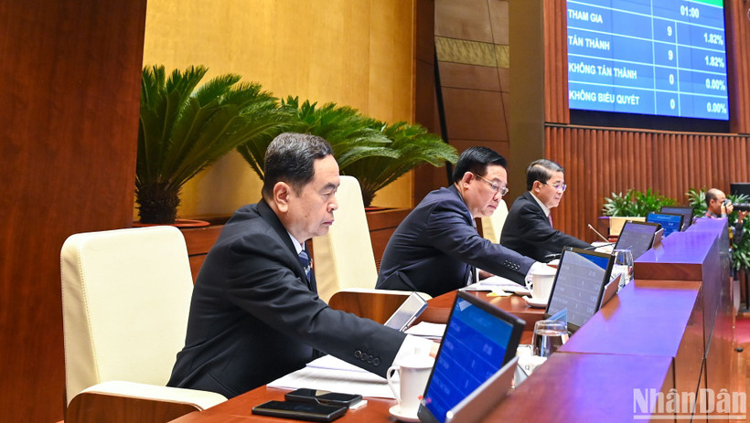 Chủ tịch Quốc hội Vương Đình Huệ và các Phó Chủ tịch Quốc hội biểu quyết thông qua Luật Kinh doanh bất động sản (sửa đổi) bằng hình thức biểu quyết điện tử. (Ảnh: DUY LINH) 