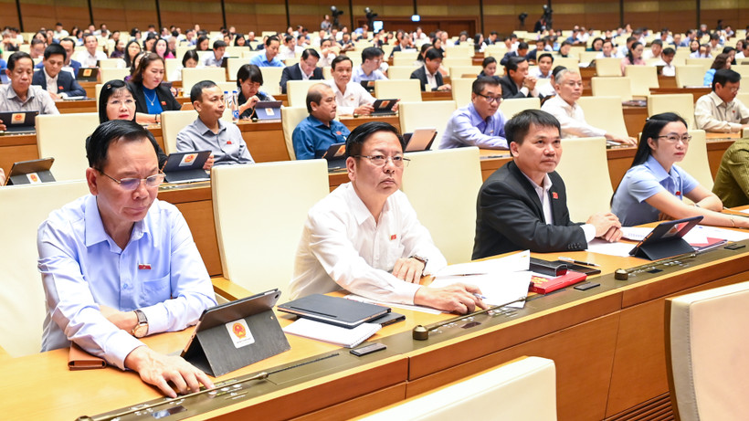 Quốc hội biểu quyết thông qua Luật Lực lượng tham gia bảo vệ an ninh, trật tự ở cơ sở bằng hình thức biểu quyết điện tử. (Ảnh: DUY LINH) 