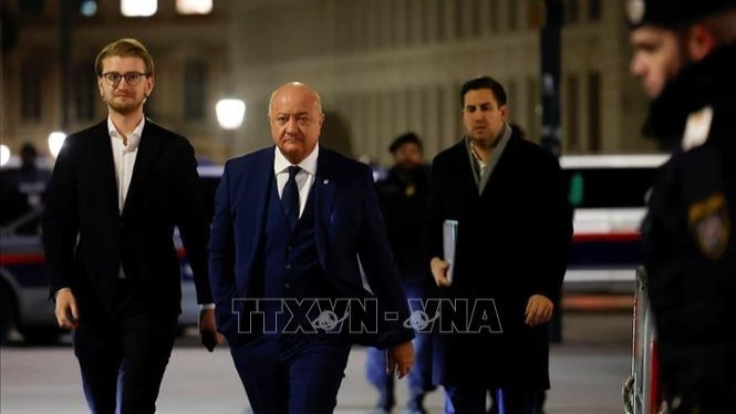 Lãnh đạo đảng ÖVP Christian Stocker (giữa) tới cuộc họp ở Vienna, Áo ngày 11/2/2025. (Ảnh: REUTERS/TTXVN)