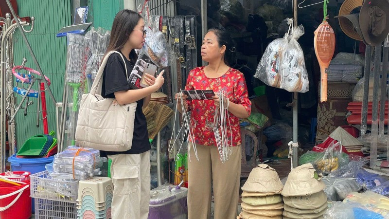 Các tình nguyện viên phát tờ rơi mang thông điệp bảo vệ gấu tới người dân Phúc Thọ. (Ảnh: ENV) 