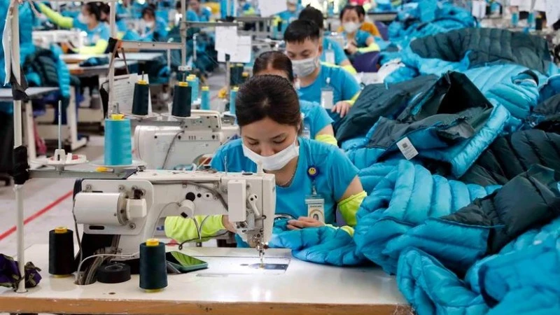 Dệt may Việt Nam duy trì thứ hạng cao trong xuất khẩu vào Hoa Kỳ. (Ảnh minh họa: TTXVN)