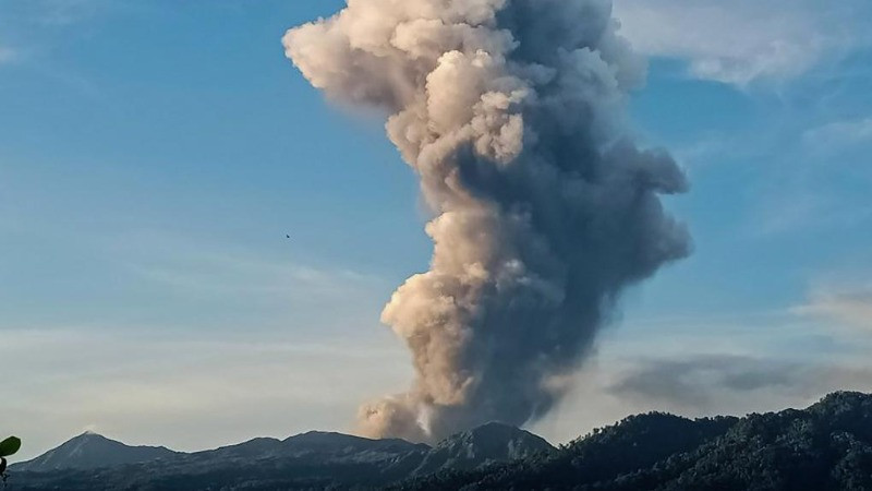 Núi lửa Dukono phun trào hồi tháng 1/2024. (Ảnh: PVMBG/Xinhua) 