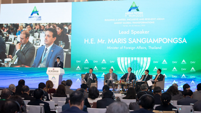 Quang cảnh Phiên toàn thể thứ nhất với chủ đề “Các xu hướng lớn tác động tới ASEAN và thế giới đến năm 2035” trong khuôn khổ Diễn đàn Tương lai ASEAN 2025. (Ảnh: SƠN TÙNG) 